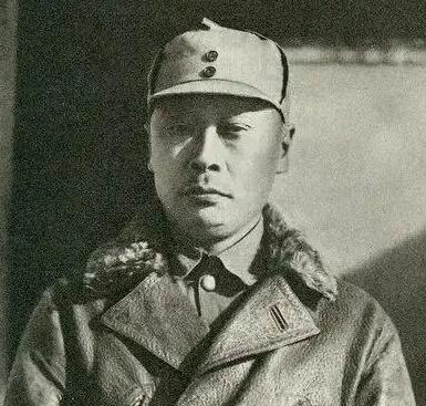 1938年，新四军司令陈世俊去买烟。结账的时候，他不经意看了一眼看店老头的手腕，