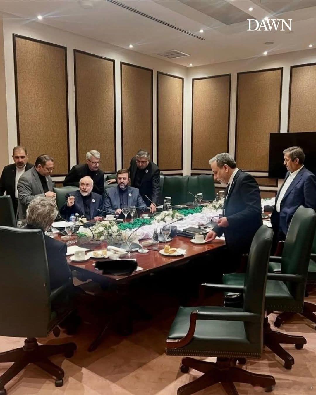 终于流出了一张上周美国和伊朗谈判的内部照片，这是巴基斯坦酒店里伊朗人的会议室，美