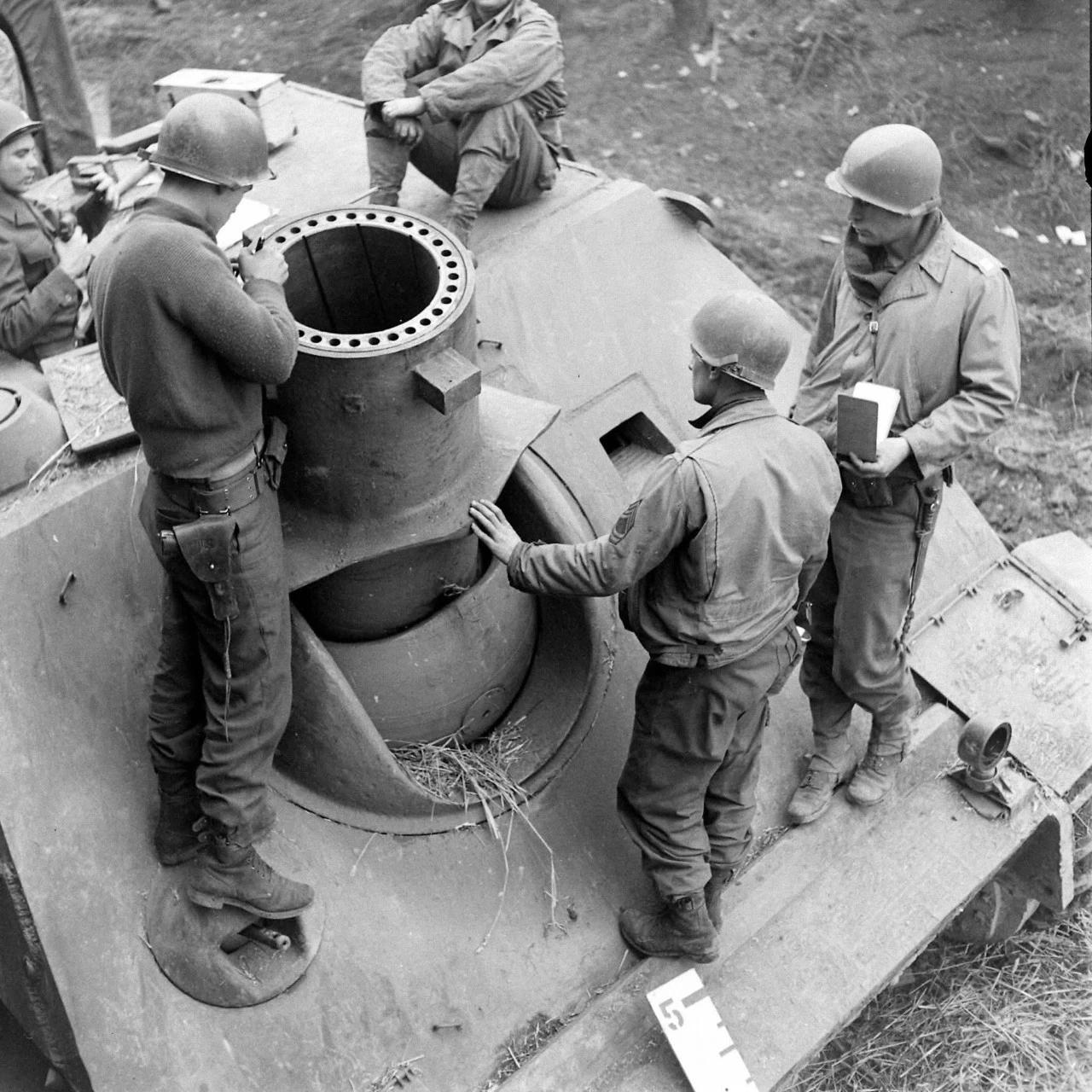 1945年初，美军士兵在德国奥贝伦布特缴获了一辆已经损坏的德军“强虎”突击炮。这