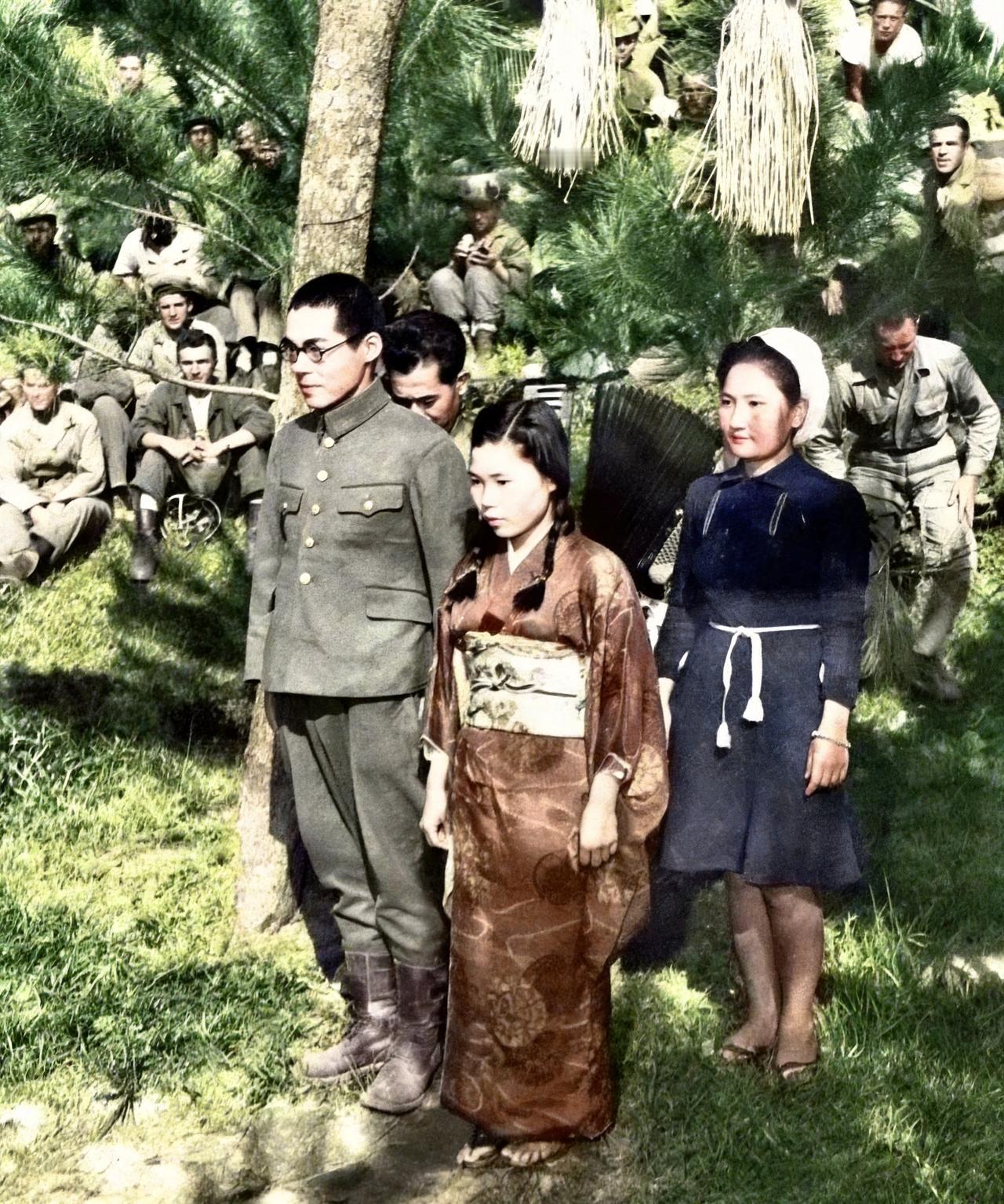 这是二战中一场十分特殊的婚礼。在美国的军营里举办了一场日本人的婚礼。婚礼的新郎与