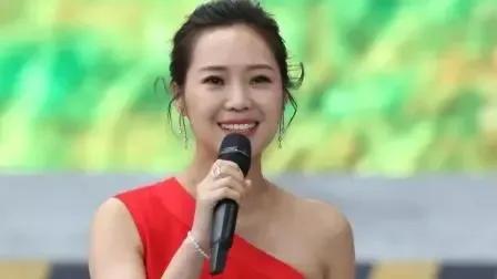 云朵开演唱会，为啥观众不买单？网友：这3个原因太扎心！最近，歌手云朵的演唱会