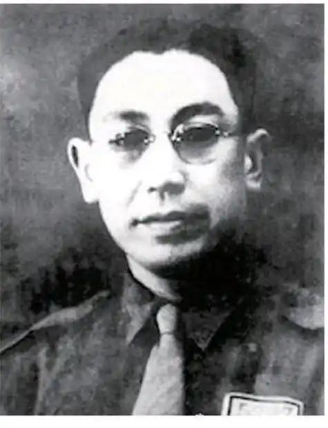 1934年，川军军长郭汝栋在望远镜里看着红军抬着担架过山脊，然后下令全军开饭。这