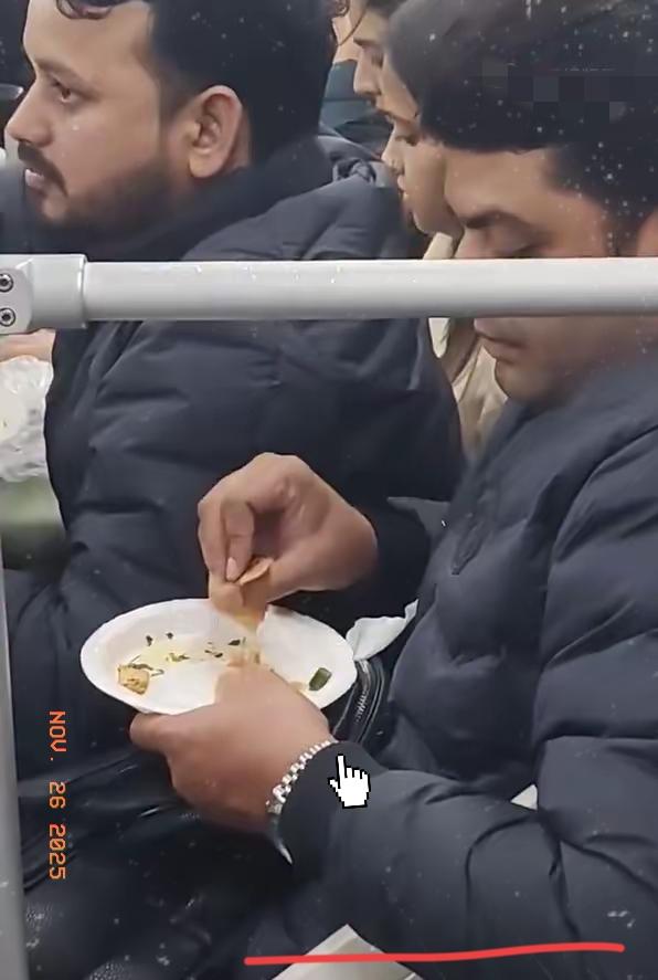 唉，满满一车厢的三哥，还公然在车上吃手抓饭……​还能说什么，还是我昨天说坡县的