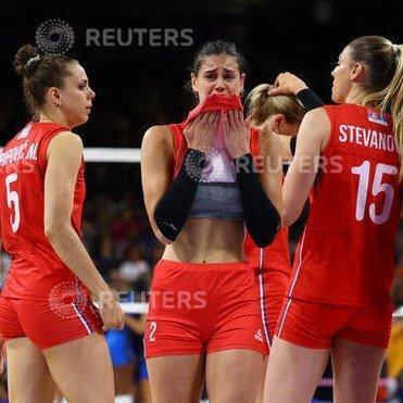 去年今日，塞尔维亚🇷🇸女排同样泪洒赛场，在八进四的比赛中，输给意大利🇮🇹