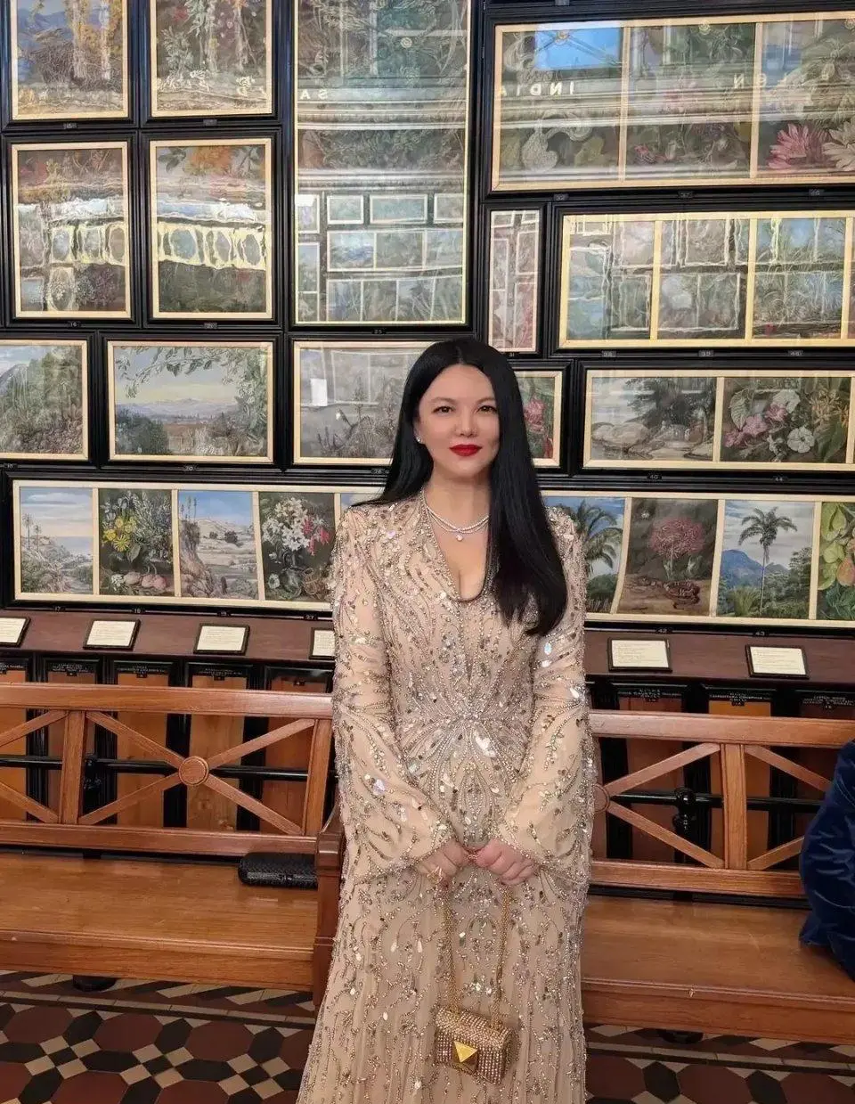 我敢说，就李湘这条裙子，很多人一年工资也买不起