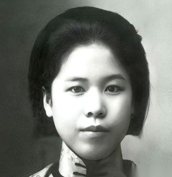 杨虎城将军的妻子，谢葆真，不是病死的，也不是饿死的。1947年除夕夜，牢房外是