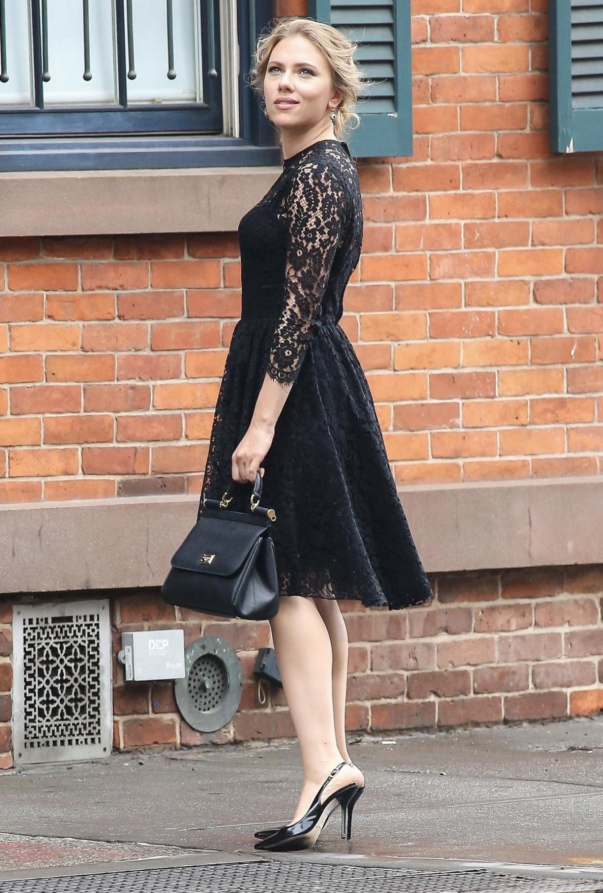 斯嘉丽约翰逊在拍广告，难得一次不贴头皮。女神也知道高跟鞋👠累啊，人字拖还是舒服