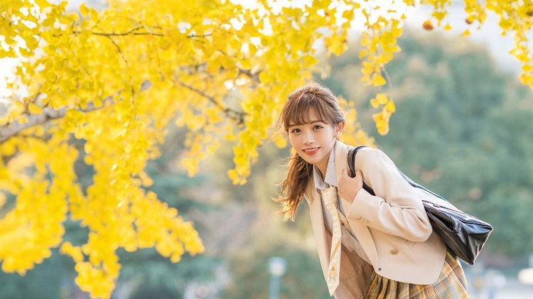 女人刚陷入婚外情时，她们会变得充满激情，整个人都会焕然一新。这时，她们的形象会