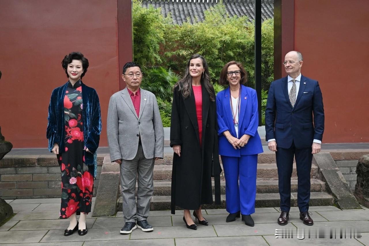 国家一级演员董凡，罕见和西班牙王后莱蒂齐亚合影，她一袭印花旗袍搭配短卷发出镜，复