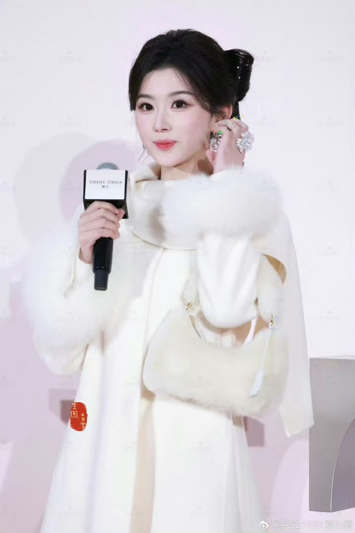 虽然但是孔雪儿好美啊早起就看美女也太养眼了！！孔雪儿不热嘛