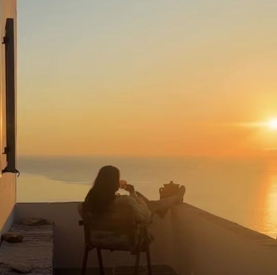 有年夏天我报了个山东团，因为大巴车正跑在高速上。导游不知道吃了什么东西，坏了肚子