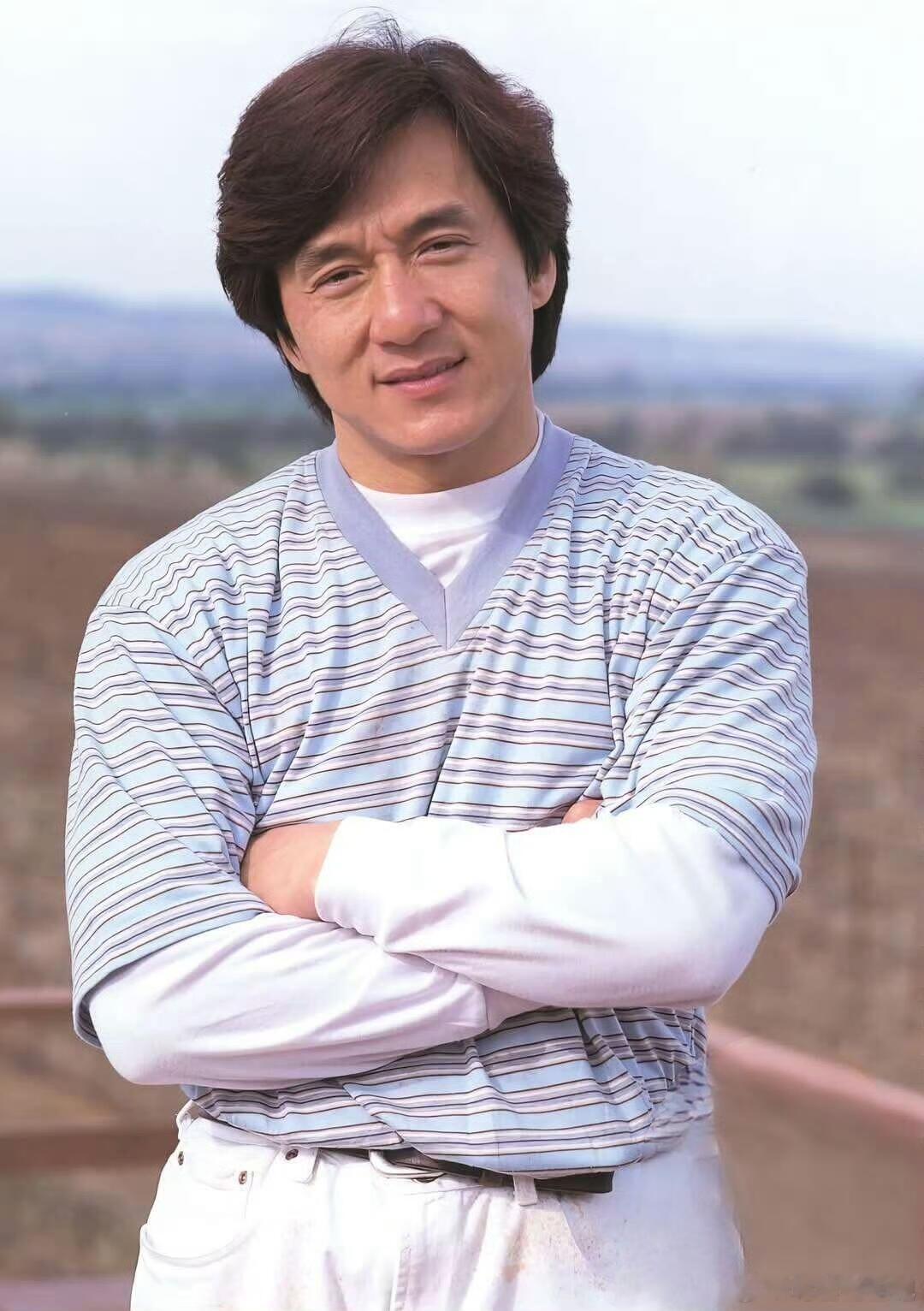 成龙全部收进成家班笑不活了！[笑着哭][笑着哭]网友爬树被成龙大哥撞见，还