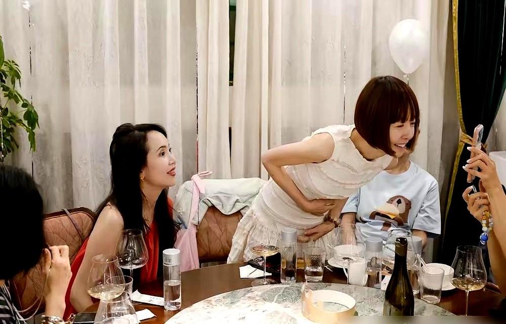 王菲的朋友圈，十几年才能看一次。她过生日，鲁豫就陪着坐在家里的沙发上，两个人随