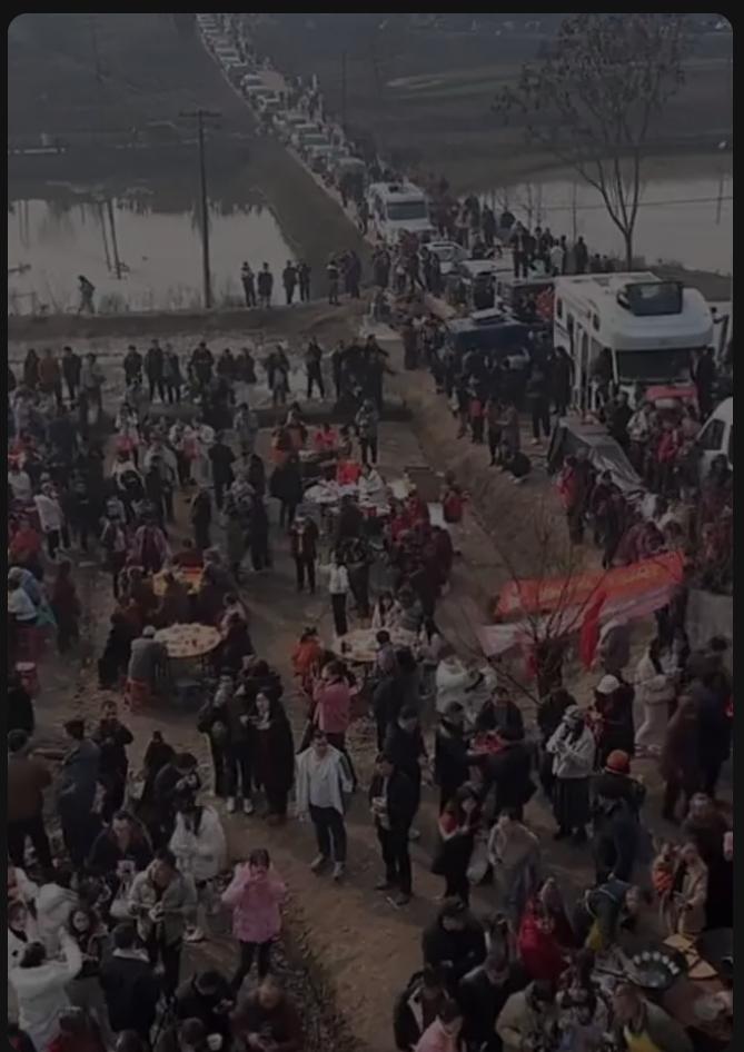 呆呆家的杀猪宴这次“闯祸”大了，直接传到外国去了。各国网友也是纷纷留言，对中国这