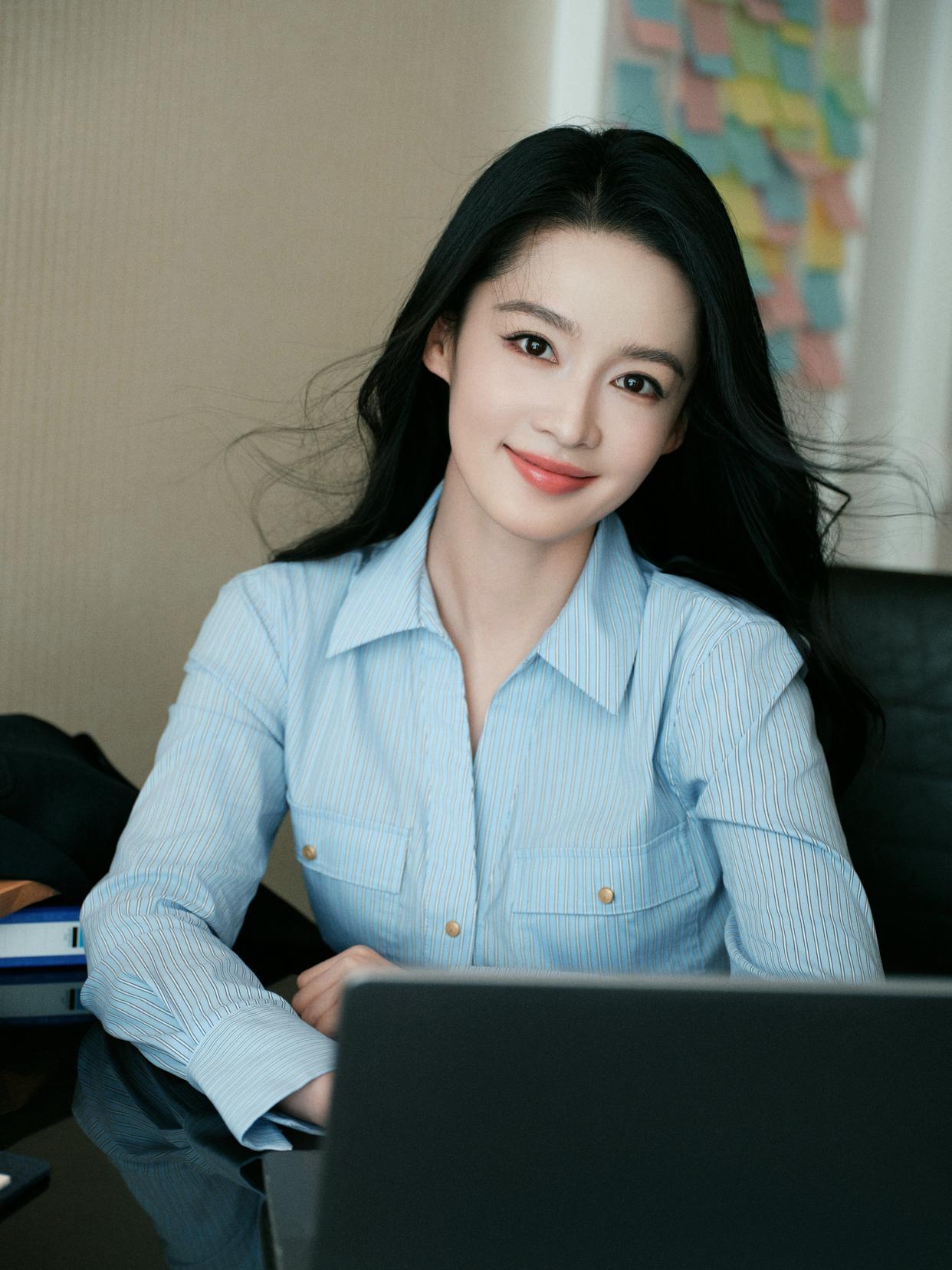 李沁：身材真的太出挑！淡蓝条纹衬衣+小白鞋，时髦又好看，气质真的是太好了。