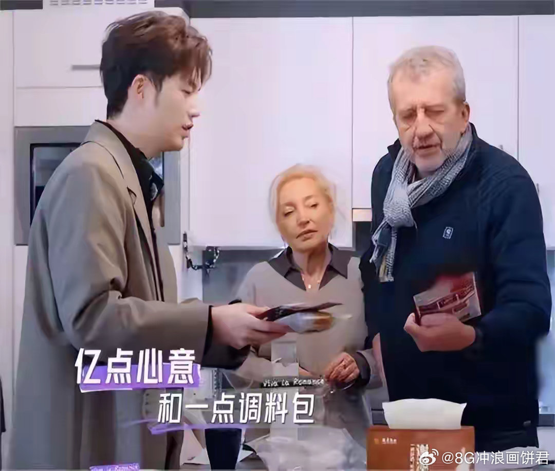 董力阿诺上海定居，餐桌窄小、紧挨屋门，6口人住100平房子感觉很拥挤