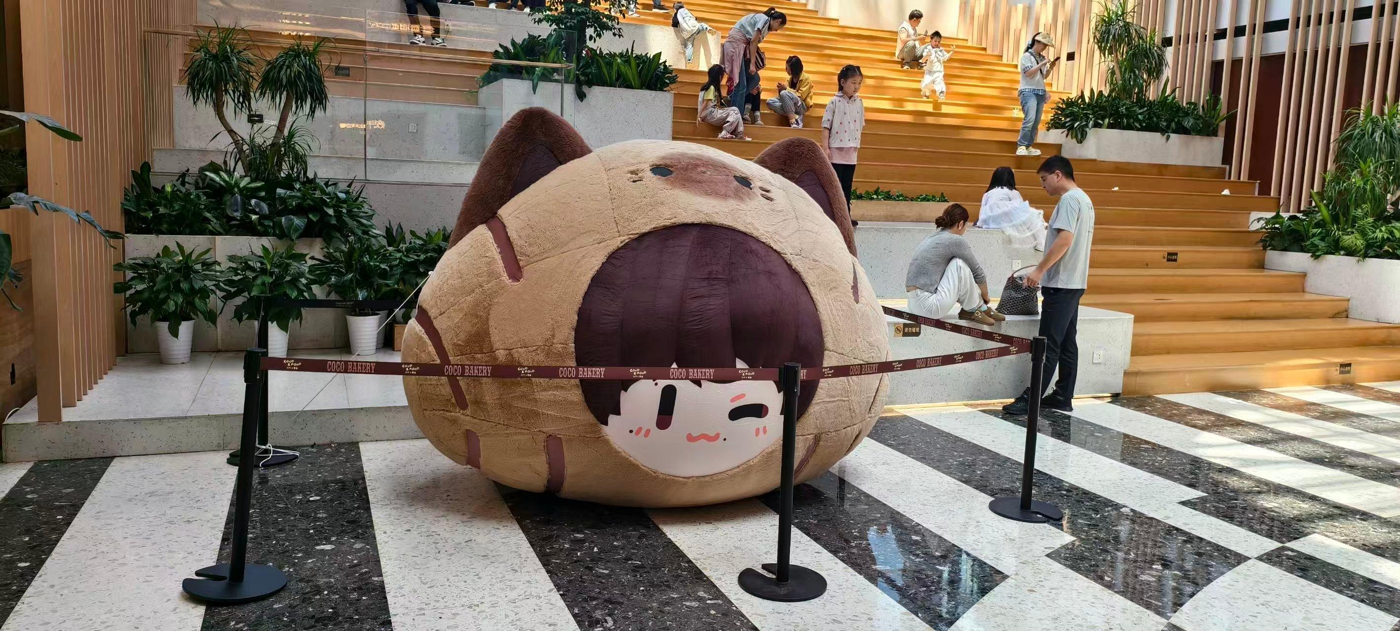 周深周深北影节舞台好顶周深2026深深的巡回演唱会前方战报天街中庭超大的可颂宝宝