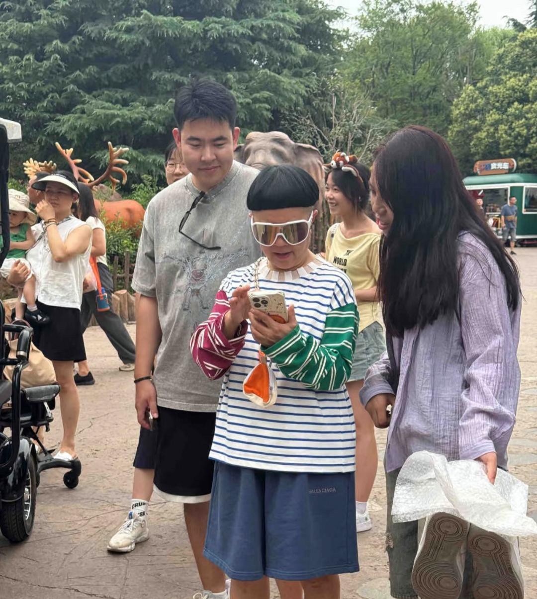 59岁金龟子在郑州被偶遇，这身打扮太一言难尽了，发型真的好丑。