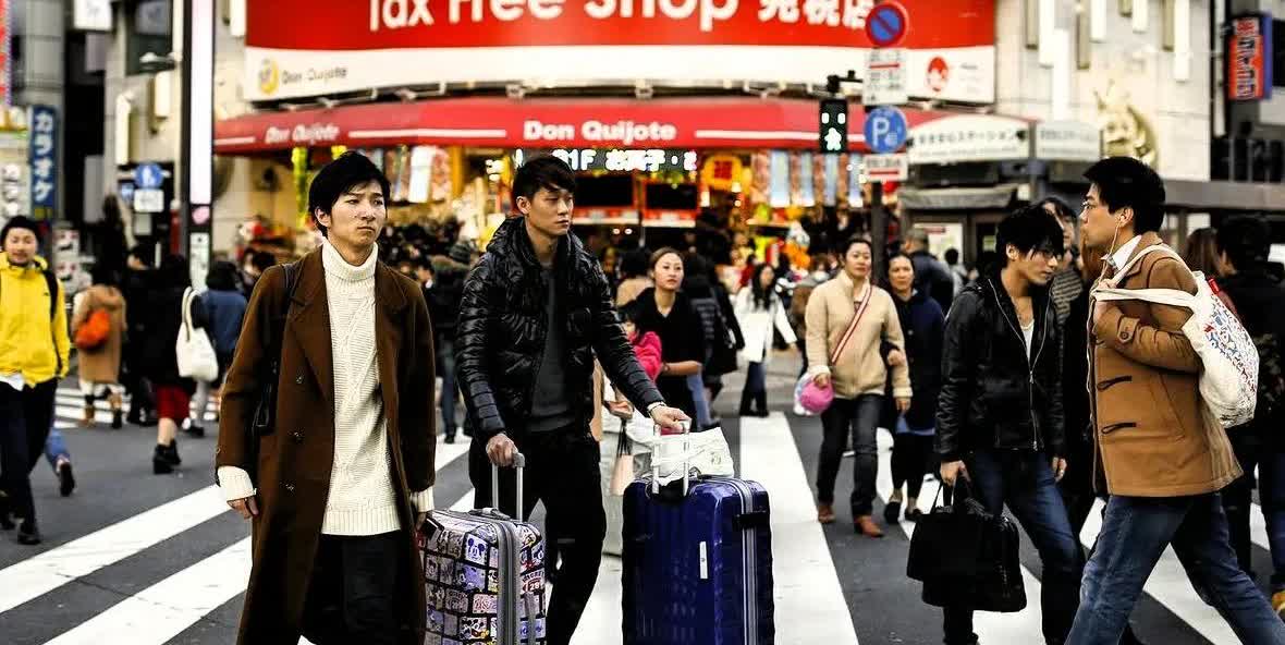 为什么中国盛产“巨婴”，一到国外就通情达理？为何有些中国人在国内行事