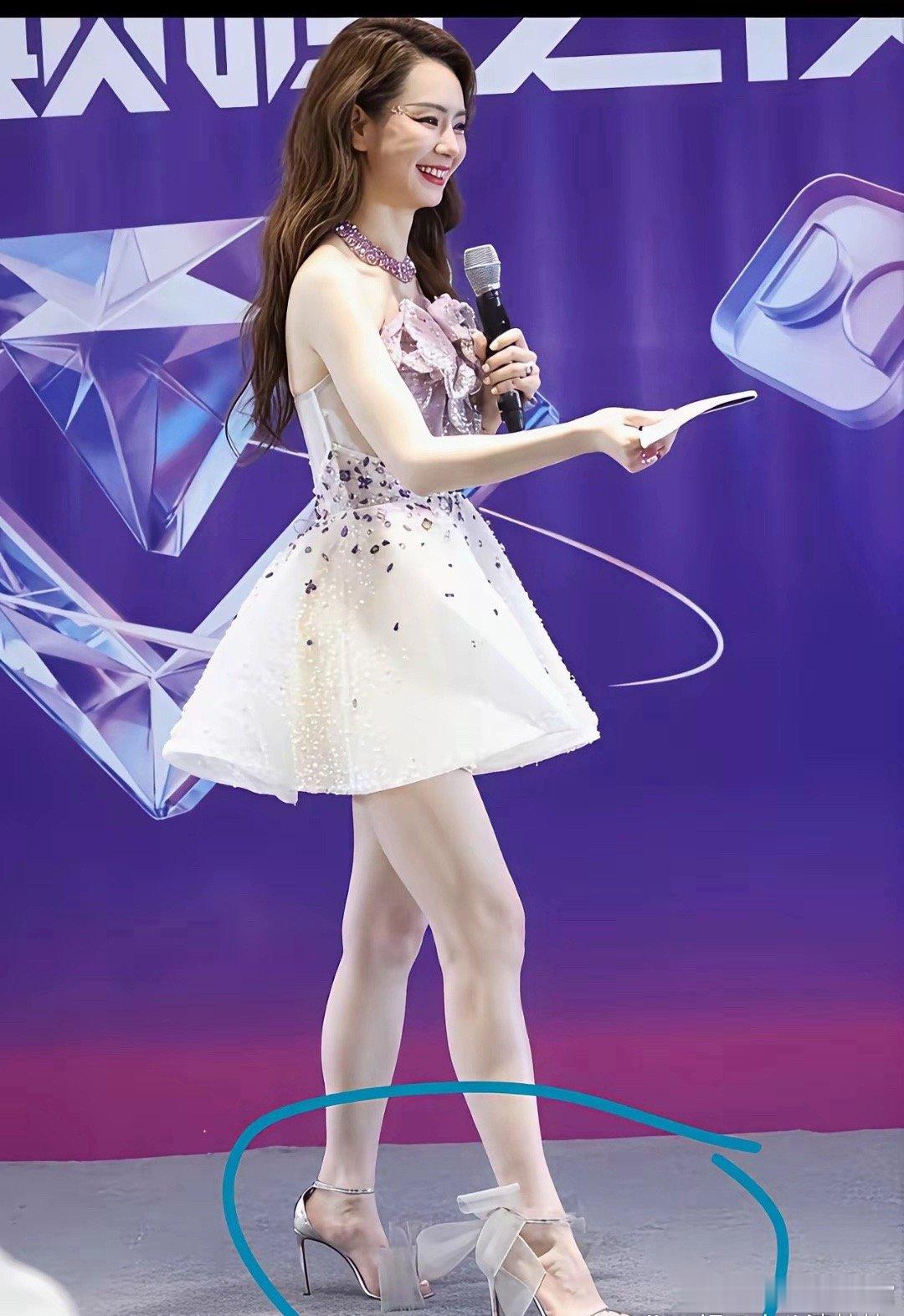 戚薇这鞋子得大几万吧！看着就好看！