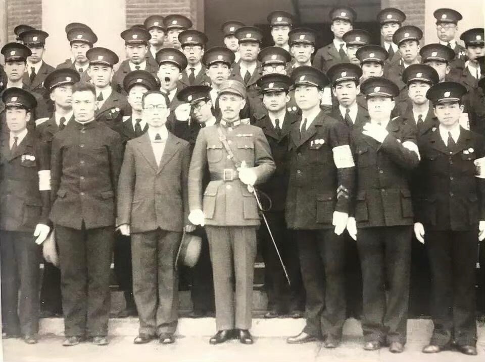 历史知识这是1937年2月，蒋介石在南京陆军军官学校的留影。照片中，蒋介石站姿标