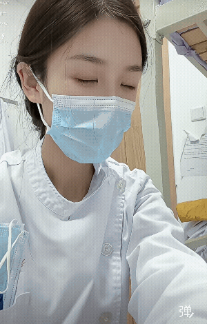 给个面子吧！看看摘下口罩美不美？[大笑]