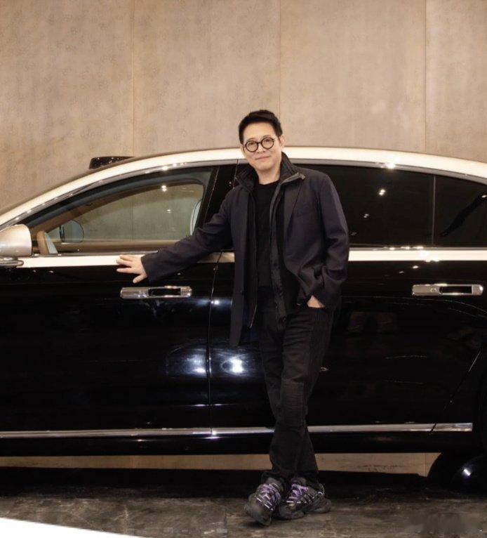 李连杰忍不住跟女儿秀尊界S800看李连杰跟女儿秀尊界S800，真的太棒了，从性能