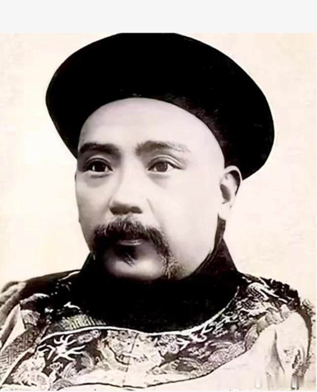 1902年8月，已权倾朝野的袁世凯自认为以自己的身份地位，可以让去世的母亲刘氏和