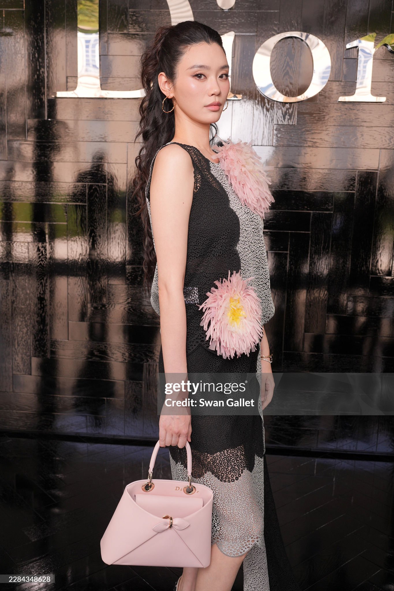 高定周上个月刚穿迪奥高订婚纱完婚的中国超模身着迪奥二零二六秋冬成衣出席迪奥二零
