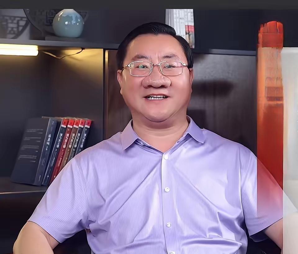 北京大学河北校友会副会长郭延军其实长像酷似小品演员范伟，只是他的鼻子比范伟的大，