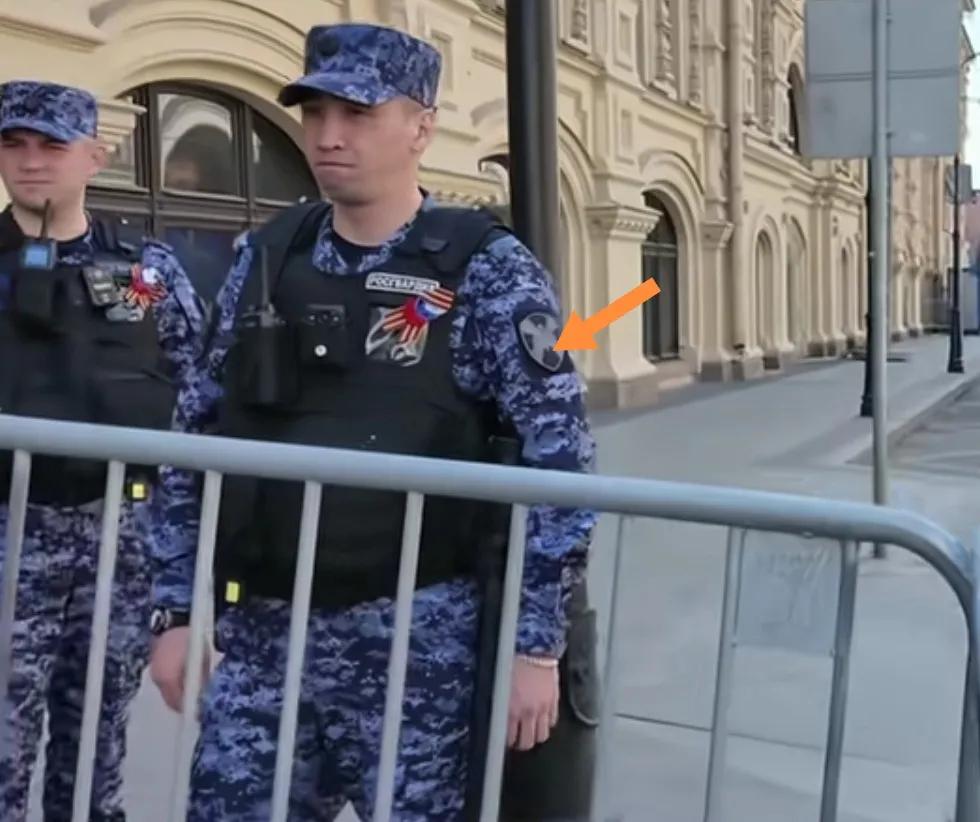 莫斯科“红场胜利日”前红场入口警察和军人同时执勤巡逻，安全感拉满。