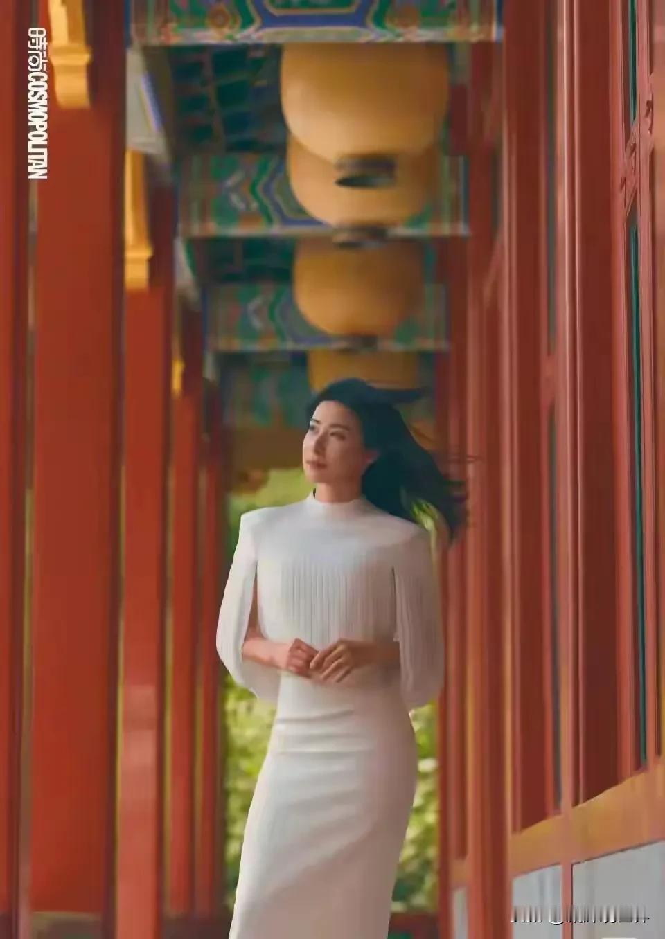 看了郭晶晶被特批在故宫拍摄的杂志封面，我沉默了……细看郭晶晶的这组杂志封面，