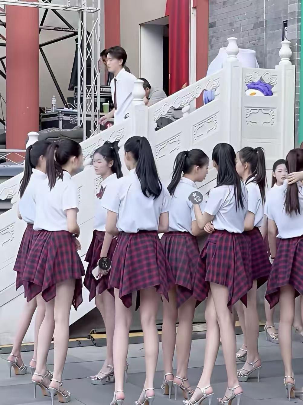 这是哪个学校的校服，有知道的吗？