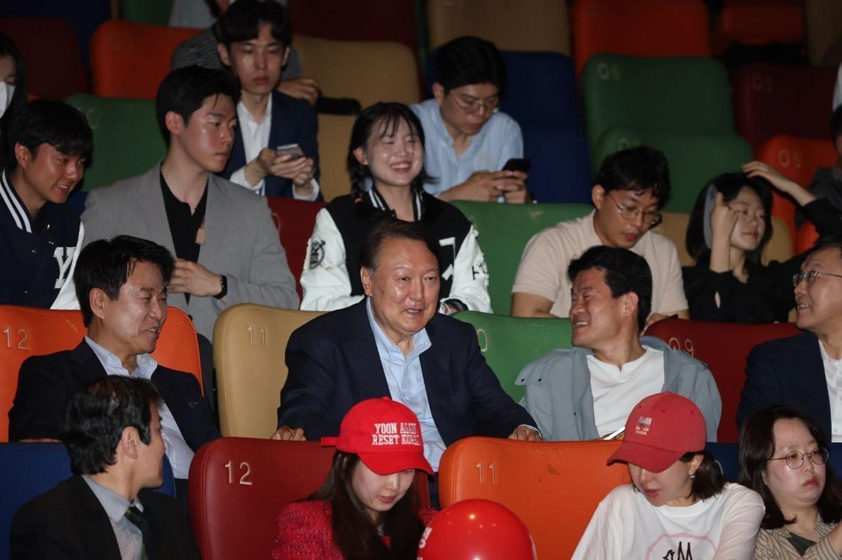 观影“选举舞弊”电影引争议，尹锡悦被批“自打嘴巴”尹锡悦前总统21日上午在首