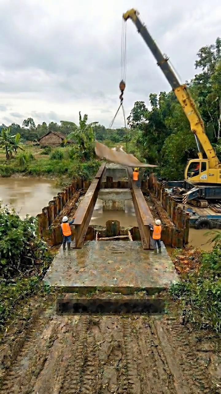 重建一座大桥。原来国外建新桥是这样一步步干出来的。·先把老旧破损的桥梁全部拆
