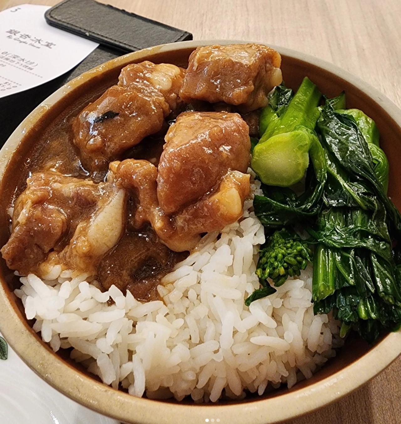 内地网友偶遇一家白粥两块、梅菜扣肉饭16块的香港茶餐厅。便宜的简直令人难以置