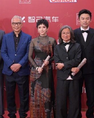 今天章子怡和陈可欣一起亮相上海国际电影节，章子怡这回搭配的很有个性，看上去也很年