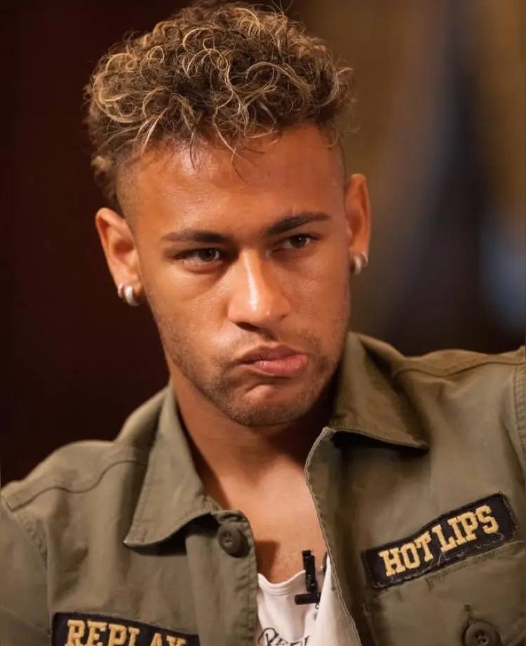 历史上那么多炫技派球员，为什么只有内马尔老是被揍？原因很简单，他那张脸就挺让人有