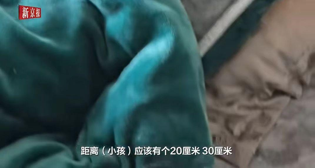 浙江宁波一个宝妈因为孩子生病了，就把一个取暖扇放在床头的小凳子上给宝宝取暖，