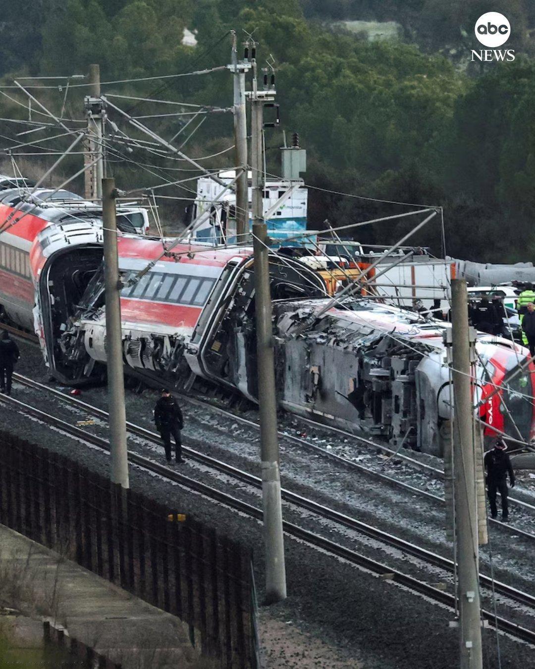 西班牙列车脱轨相撞已致40死发生在西班牙南部的火车相撞事件，非常蹊跷一列