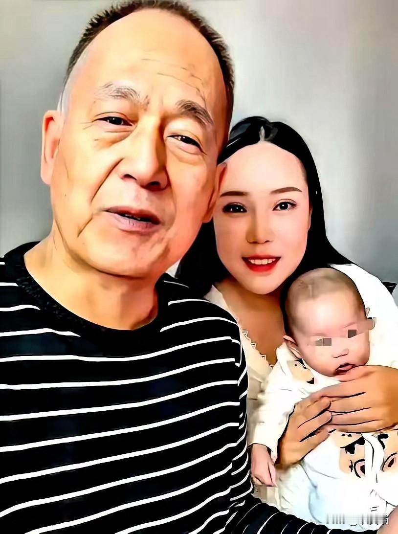 深圳62岁大爷娶00后这事儿，真是把网友的双标和焦虑扒得明明白白！刚曝光时满