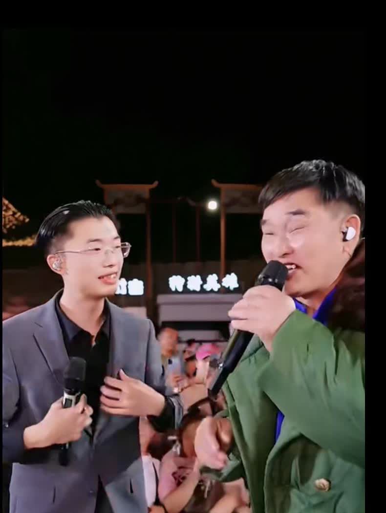 山东绝代双骄，大衣哥和郭有才俩人互相赋能，走到了一起。郭有才邀大衣哥去青州不夜城