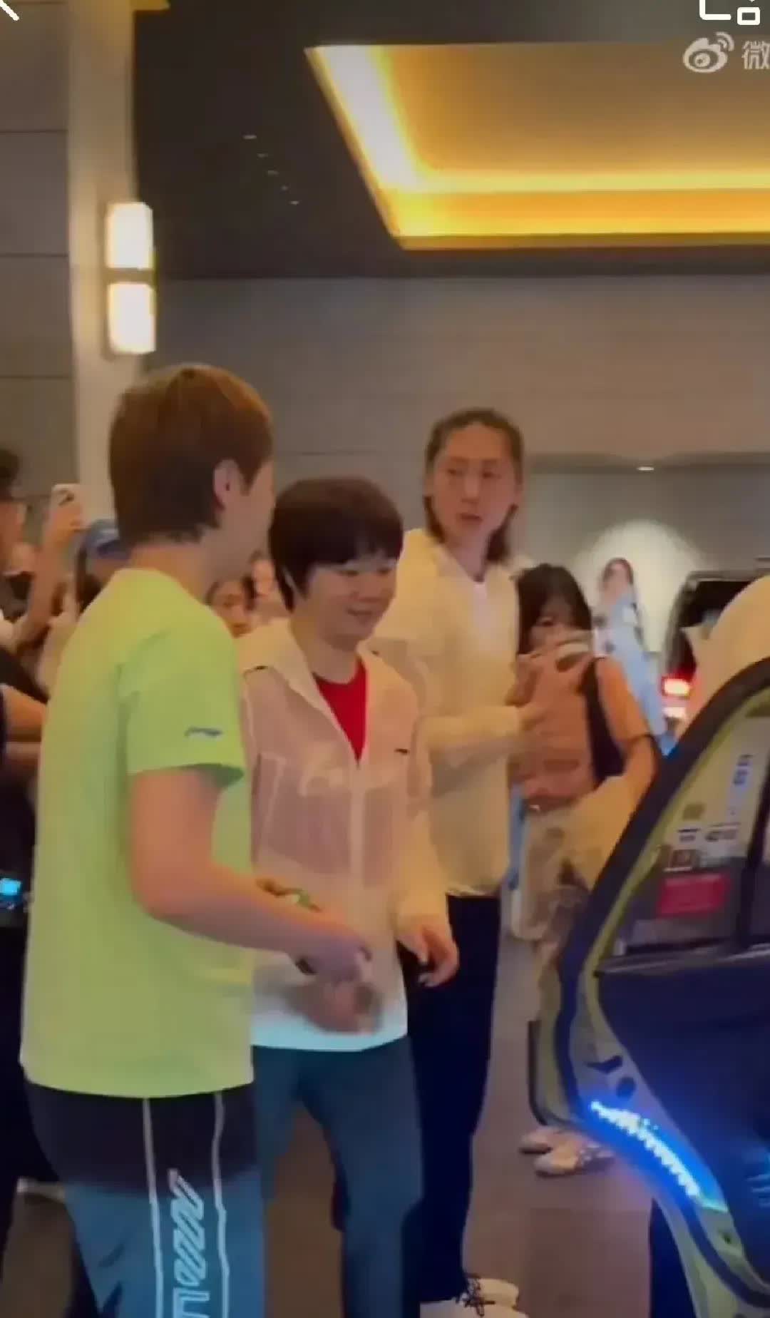陈幸同真的一诺千金。本来想回国后请大家吃饭，没想到小伙伴们等不及了，非要吃日