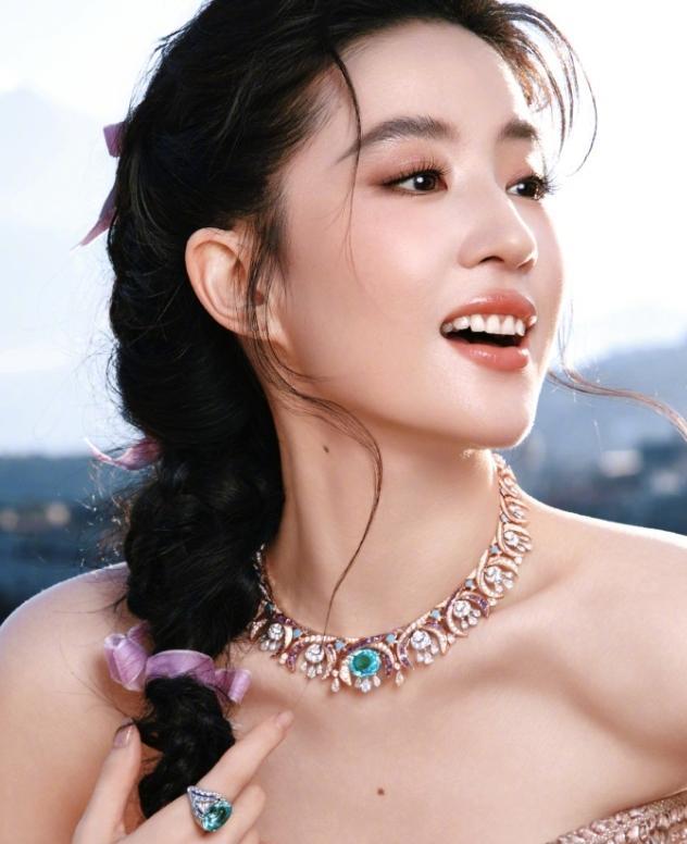 VOGUE金九过去五年都有宝格丽赞助VOGUE金九刊过去五年，前四年都是找超模