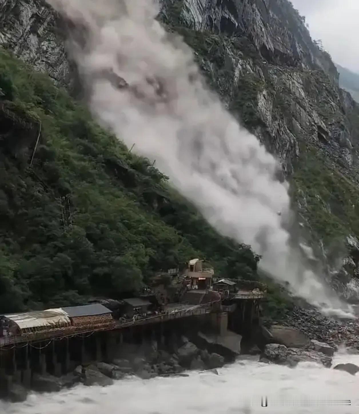 惊魂虎跳峡！巨石滚落游客狂奔，景区回应：已正常开放轰鸣声中尘土遮天蔽日，有游