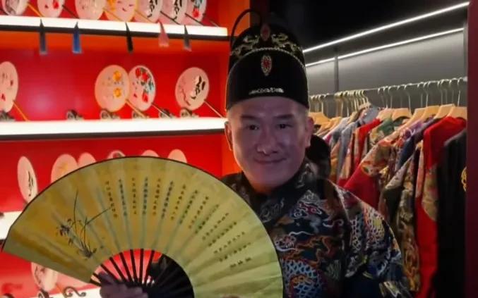 馆长说上海宫廷盛宴这边表演的女孩子身材好、身高很高、颜值也高，如果在岛内经营这种