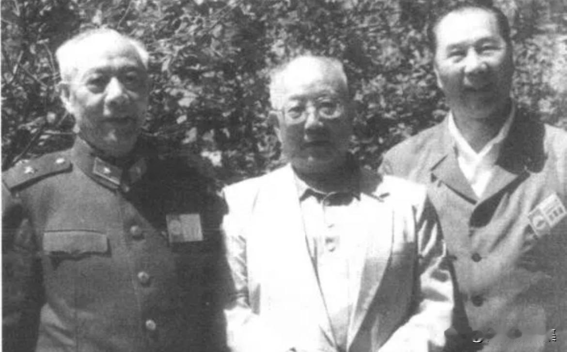 1988年，杨成武和王宗槐、叶子龙在西柏坡合影。杨成武（1914-2004）：