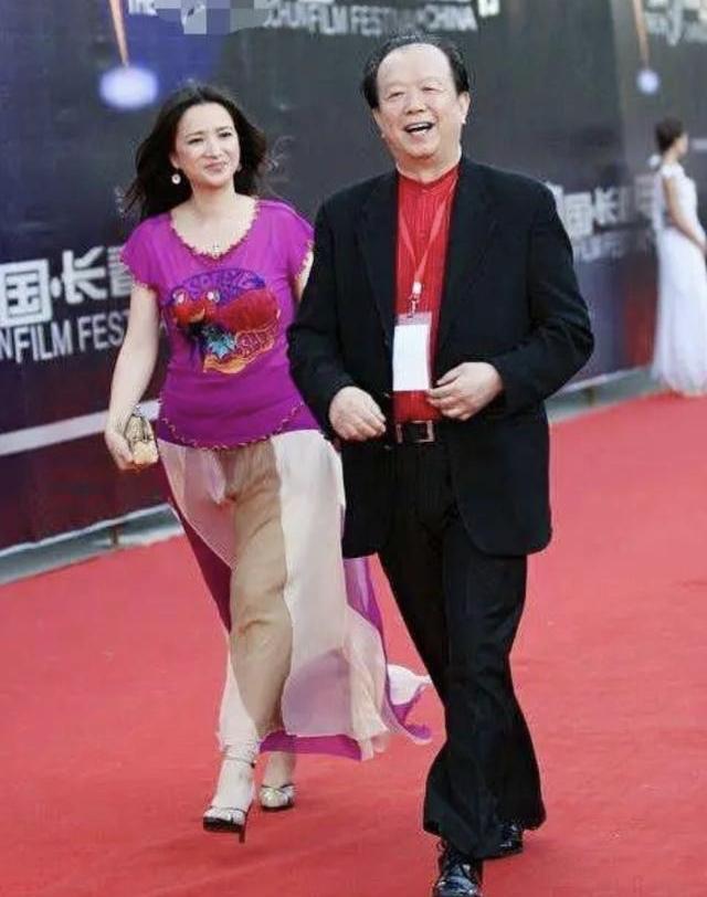 腰粗不是缺点，但不会打扮就会是硬伤。每次何晴穿紧身上衣，身材那是真不好看，她穿宽