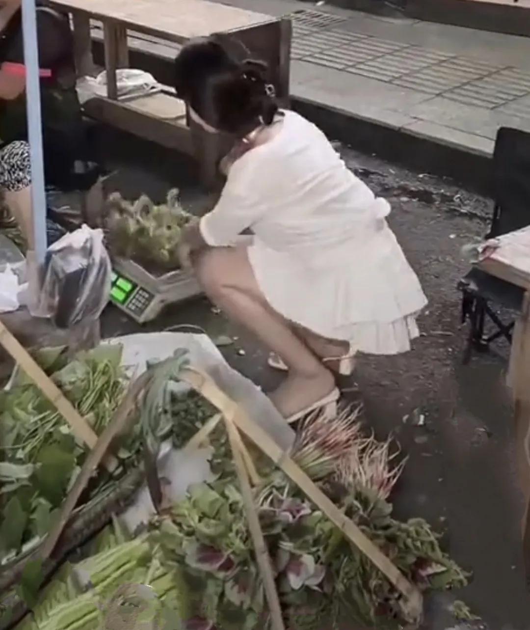 今天店里来了个买菜的女子，她蹲下身子挑菜。我注意到她挑选蔬菜的动作很麻利