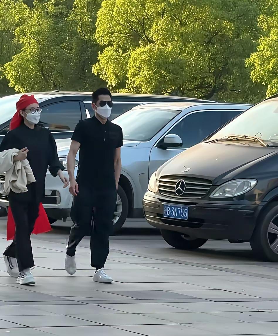 夫妻两都穿着内增高鞋。郭富城本来就不高，然而方媛穿了那么高的内增高，还是比他